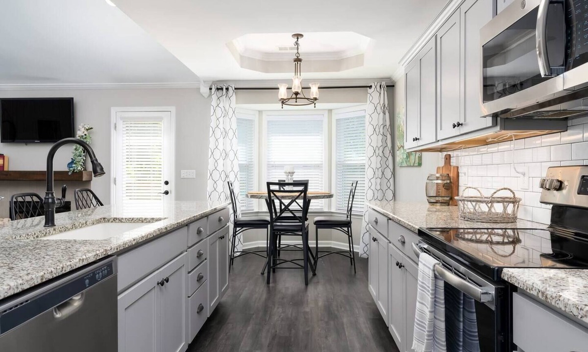 Helena House | NEW! Hamptons On The Rocks - Close to Downtown