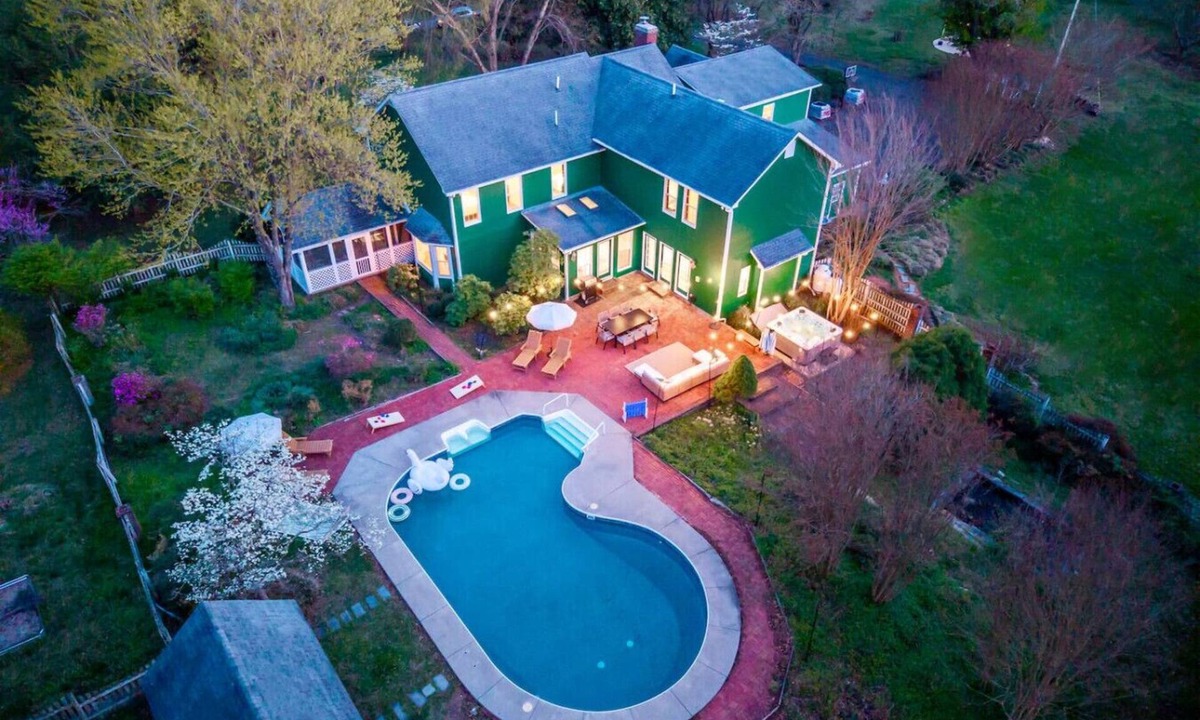 Haywood House | NEW l Near Shenandoah~Pool~Hot Tub~Fire Pit~10Acre