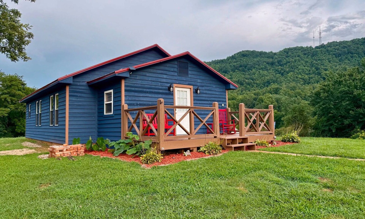 Lenoir Cabin | New listing Cozy 2/2 with distant mtn. views and only 15 min. from blowing rock.