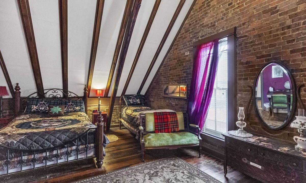 Glasgow Bed & Breakfast | NEW LISTING! DuPriest Room by Main Street Bed & Breakfast