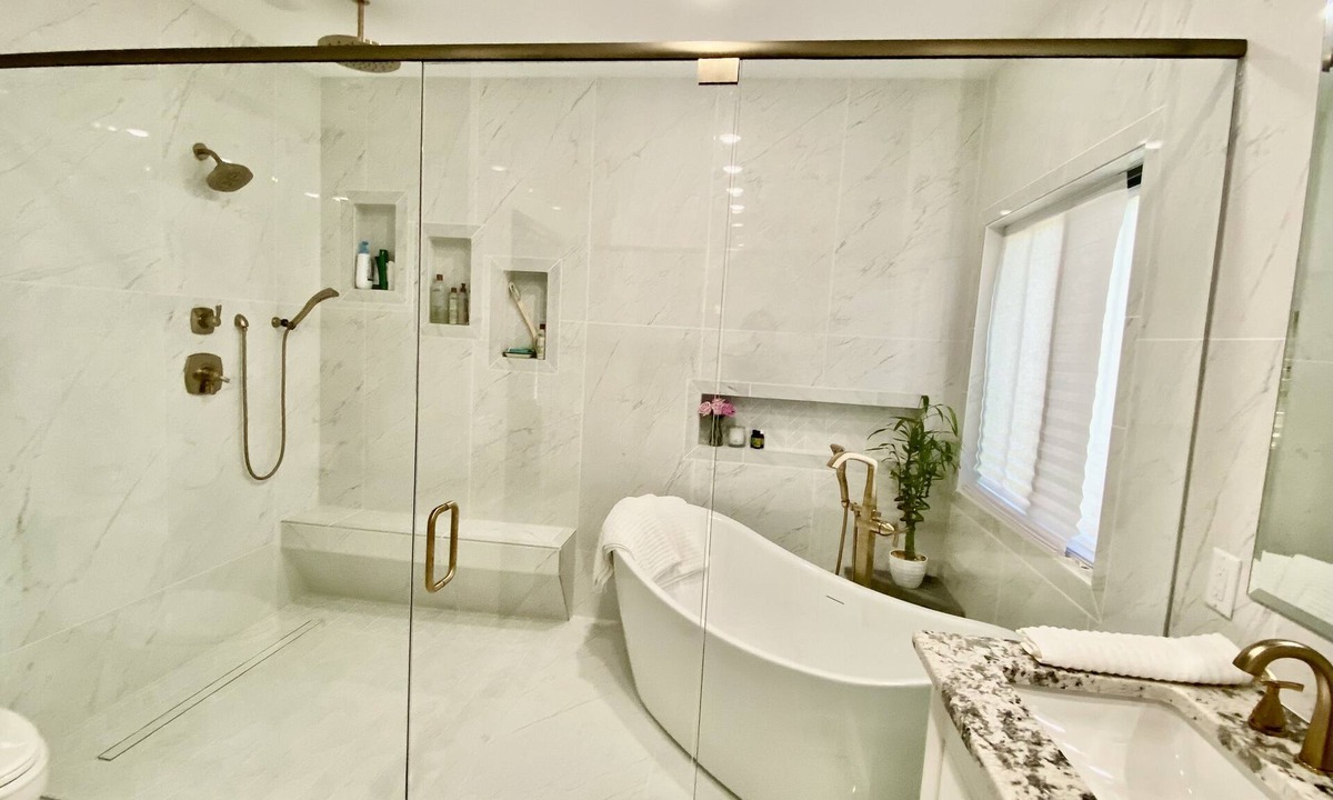 Jeffersonville House | New Luxury home 5 min to Louisville convenient to Churchill Downs with hot tub
