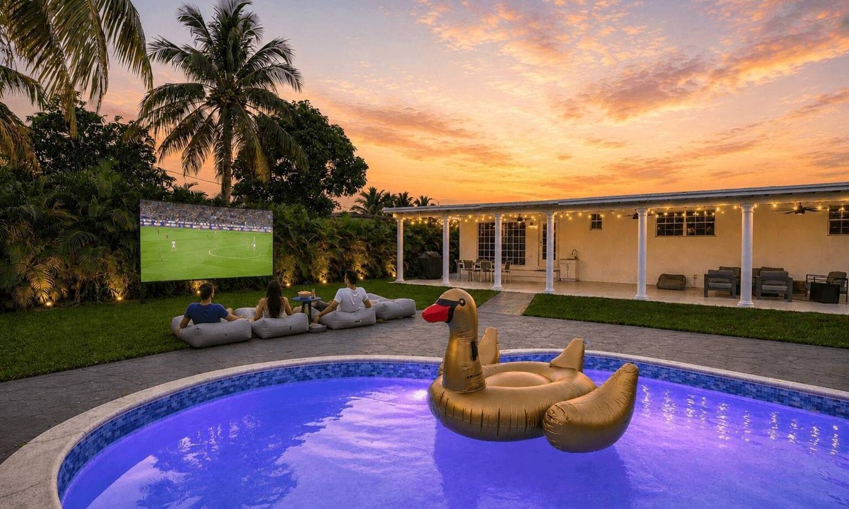 Golden Glades House | New Luxury Villa Bianca Pool, Movie Theatre, Fire Pit