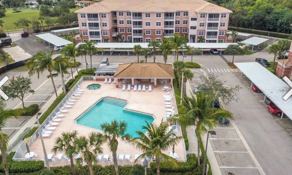 Majestic Palms Condo | NEW Majestic Palms Condo 2/2 Penthouse, 4 miles to FMBeach, Heated Pool, Hot tub