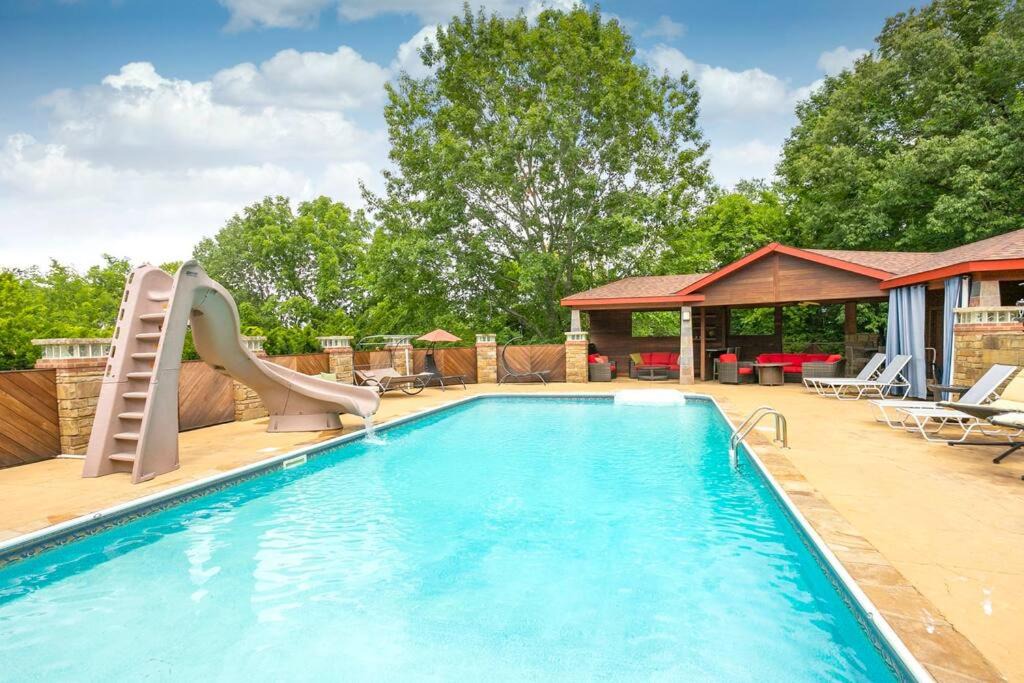 Franklin House | NEW Outdoor Oasis Pool, Hot Tub, Firepl, 6 bedr
