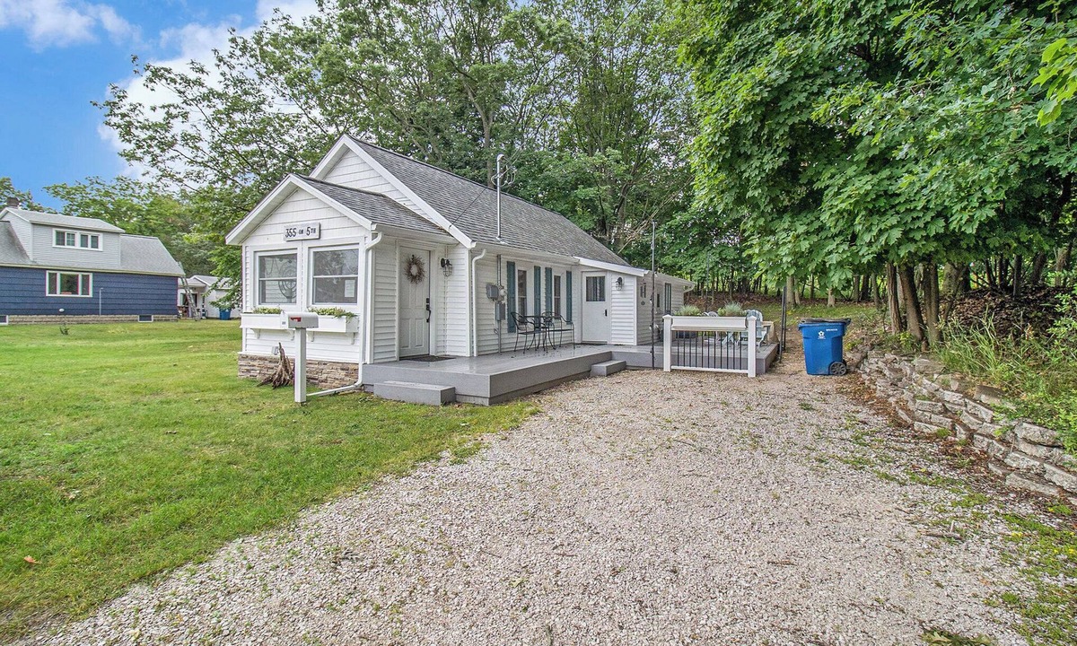 Manistee Cottage | New Remodel! Updated Cottage near Beach and Park