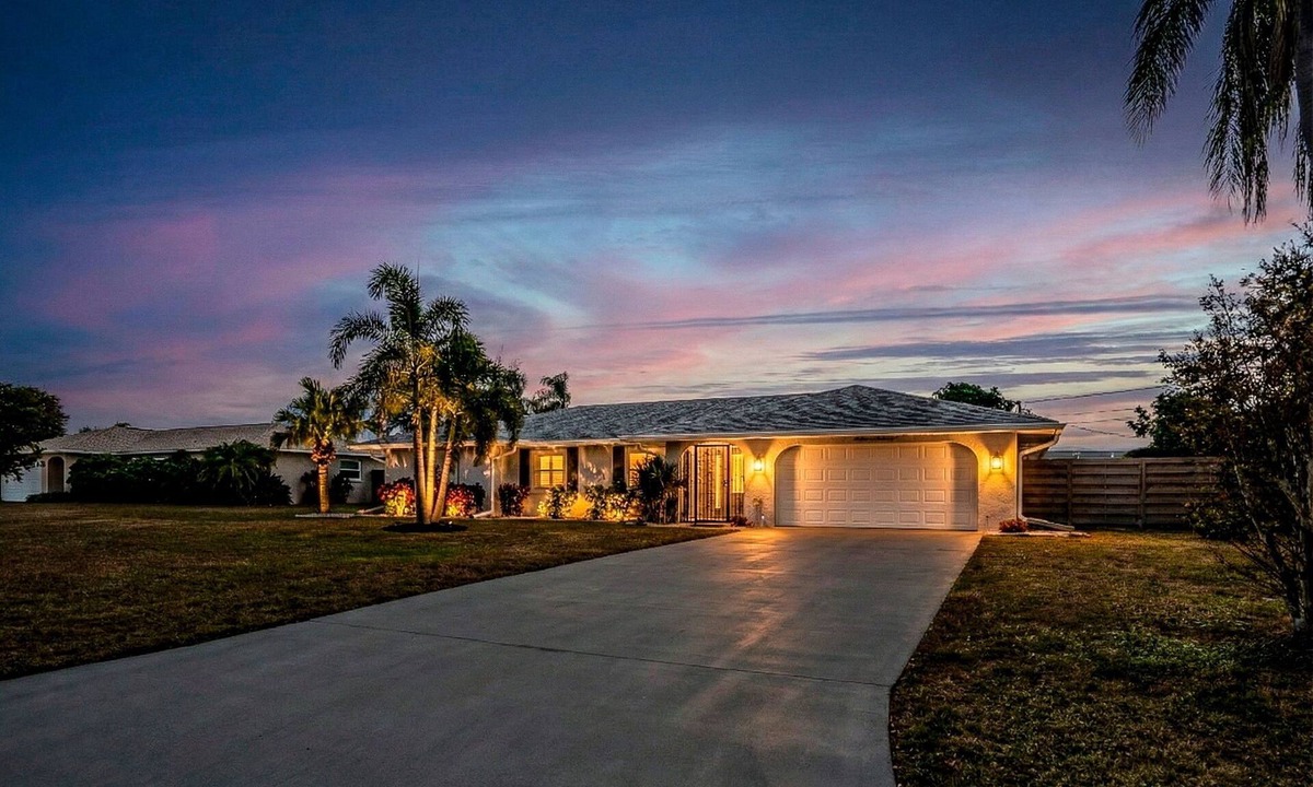 Sarasota House | New Rental Private 3 Bed/2 Bath Heated Pool Near Bobby Jones Golf!