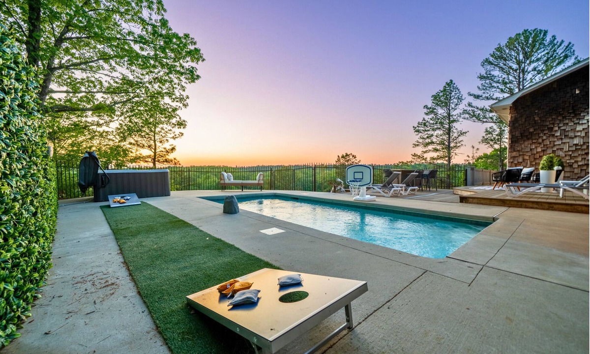 Mid America House | New Sauna, Private One Acre Lot, Saltwater Pool, New Outdoor Kitchen, Fire Pit