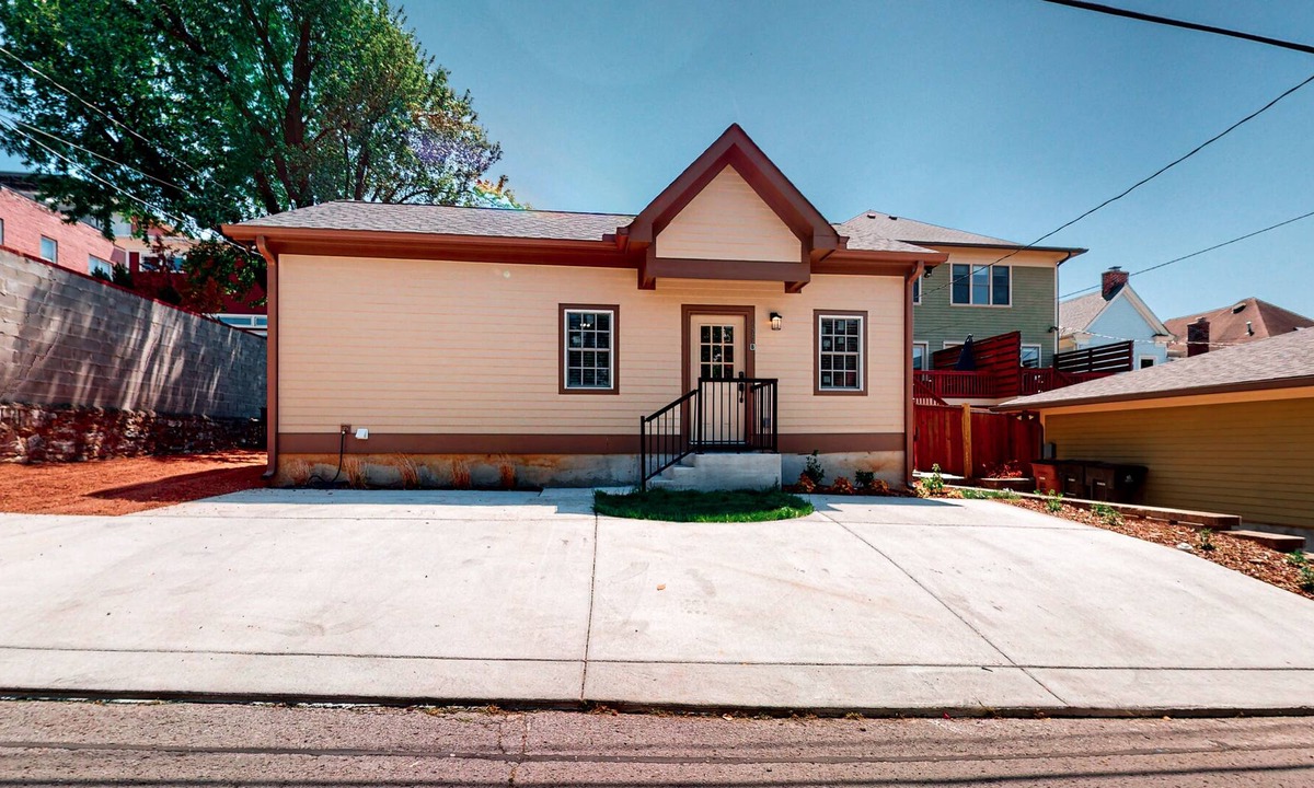 Historic Edgefield Cottage | New, tiny home with full kitchen, washer/dryer - walking distance to attractions