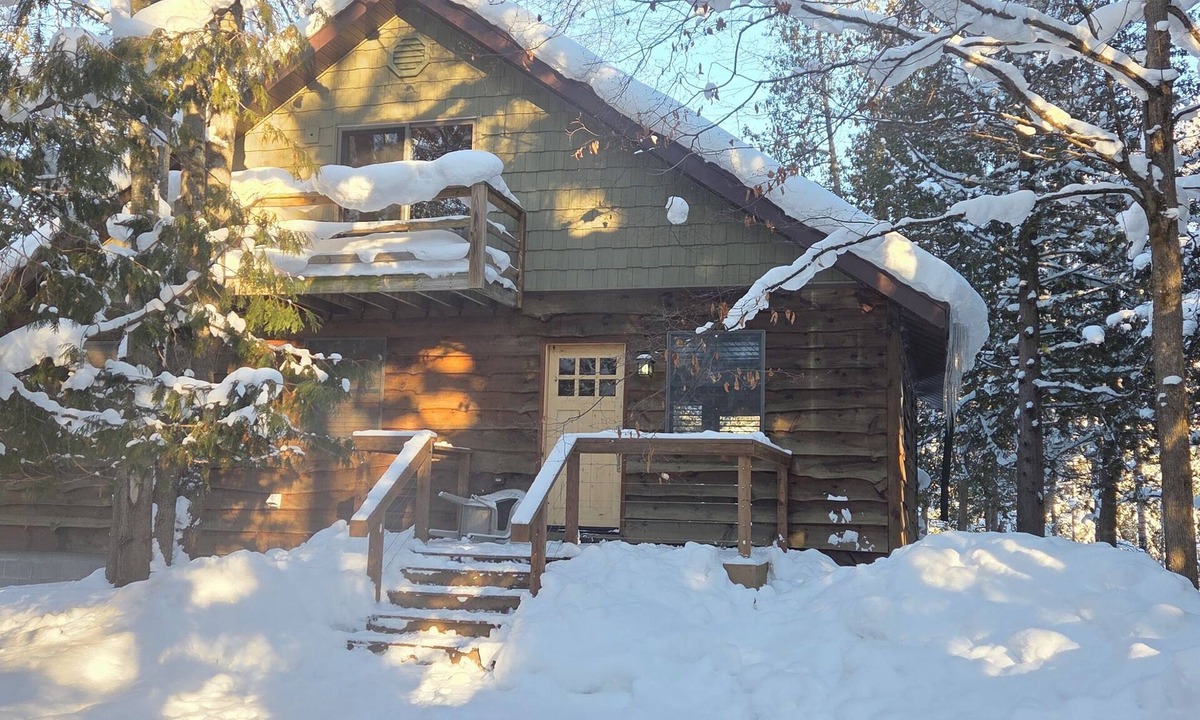 Thompsonville House | Newly remodeled Beautiful Betsie river home 500'waterfront Ski fish explore