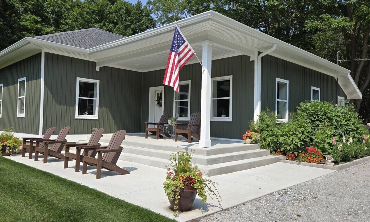 West Olive House | Newly Remodeled Cottage, 3 Bed, 2 Bath on 5 Acres-Walking distance to 2 Beaches