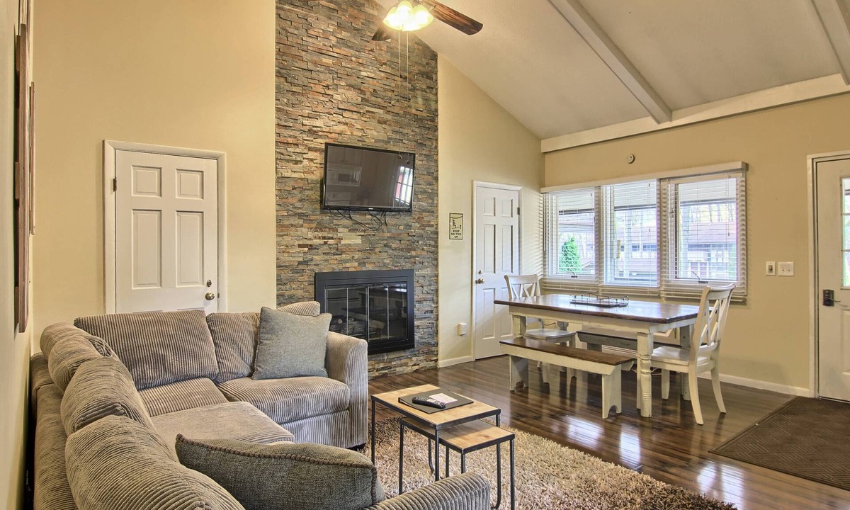 Boyne Falls House | Newly Renovated 4BR/4BA Pet-Friendly, Best Walking Location At Boyne Mountain