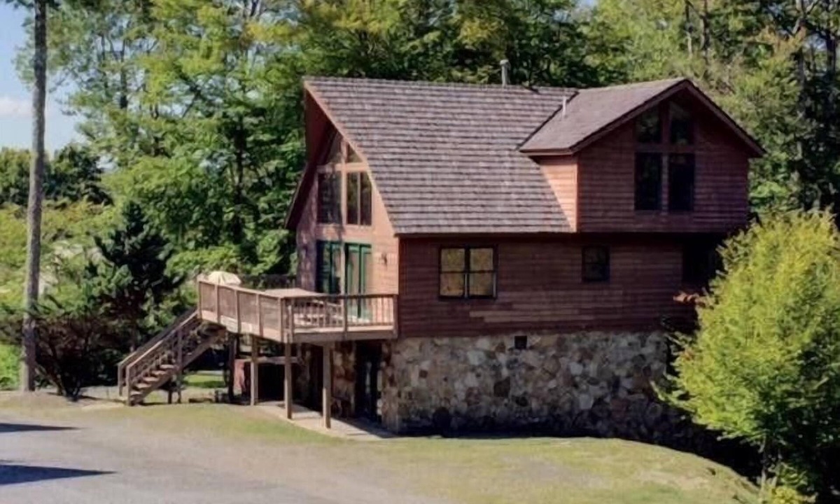Northface House | NF46- Sleeps 5 couples! Pets ok! Hot tub!