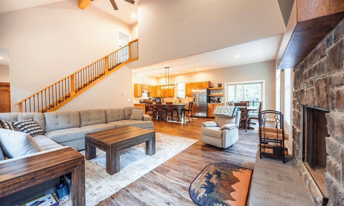 Northface House | NF72: Brand New, Creekside home, 3 King Suites, Hot Tub. Firepit