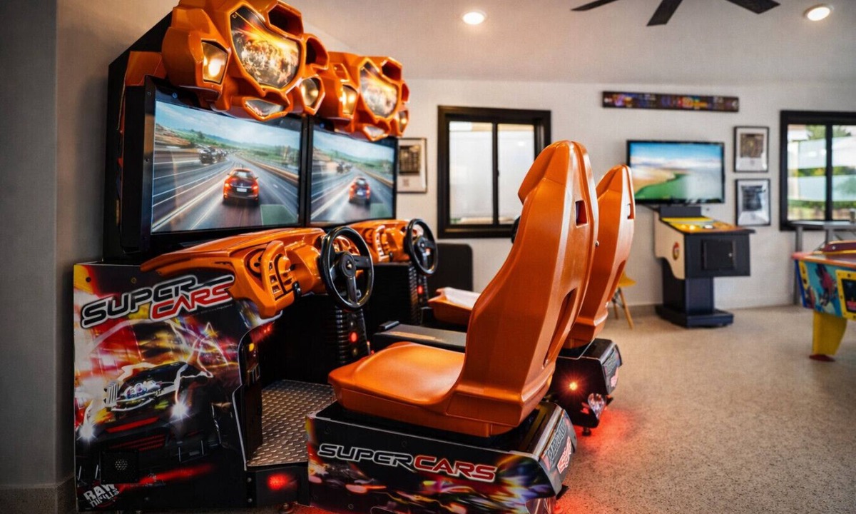 Ashwaubenon House | NineSixFive Fieldhouse | Stadium · Arcades · Luxe