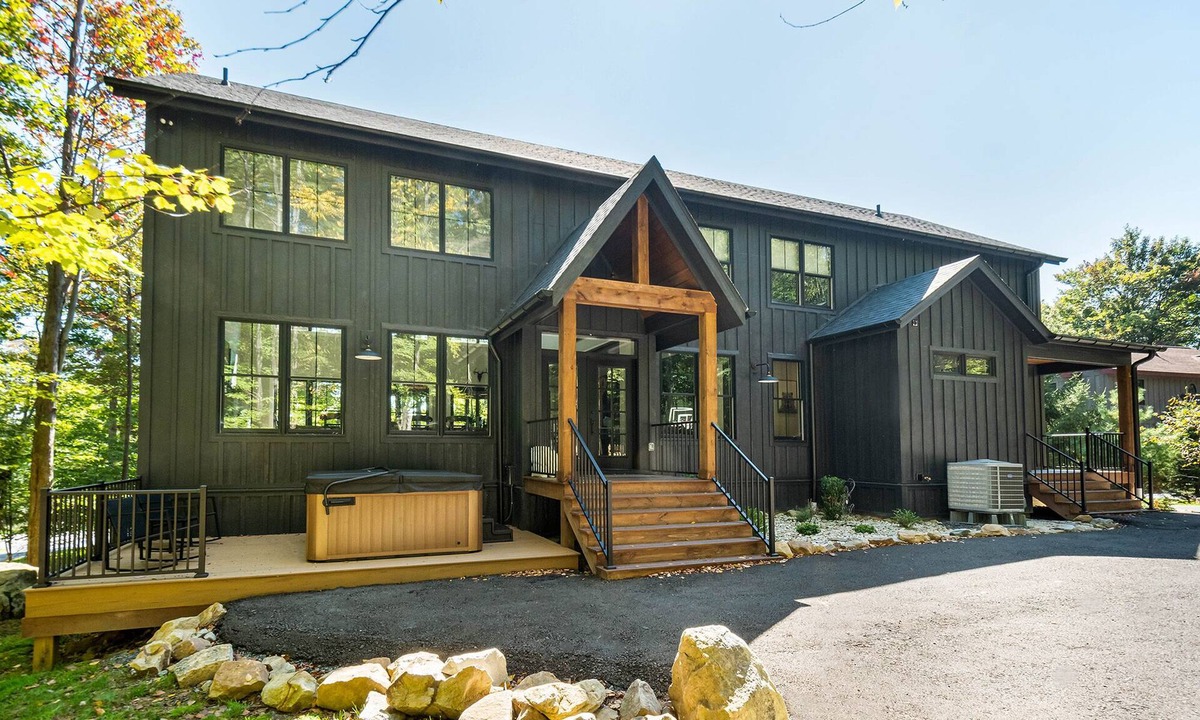 McHenry House | No Black Tie Affair | 5 Bedroom Suites, Hot Tub