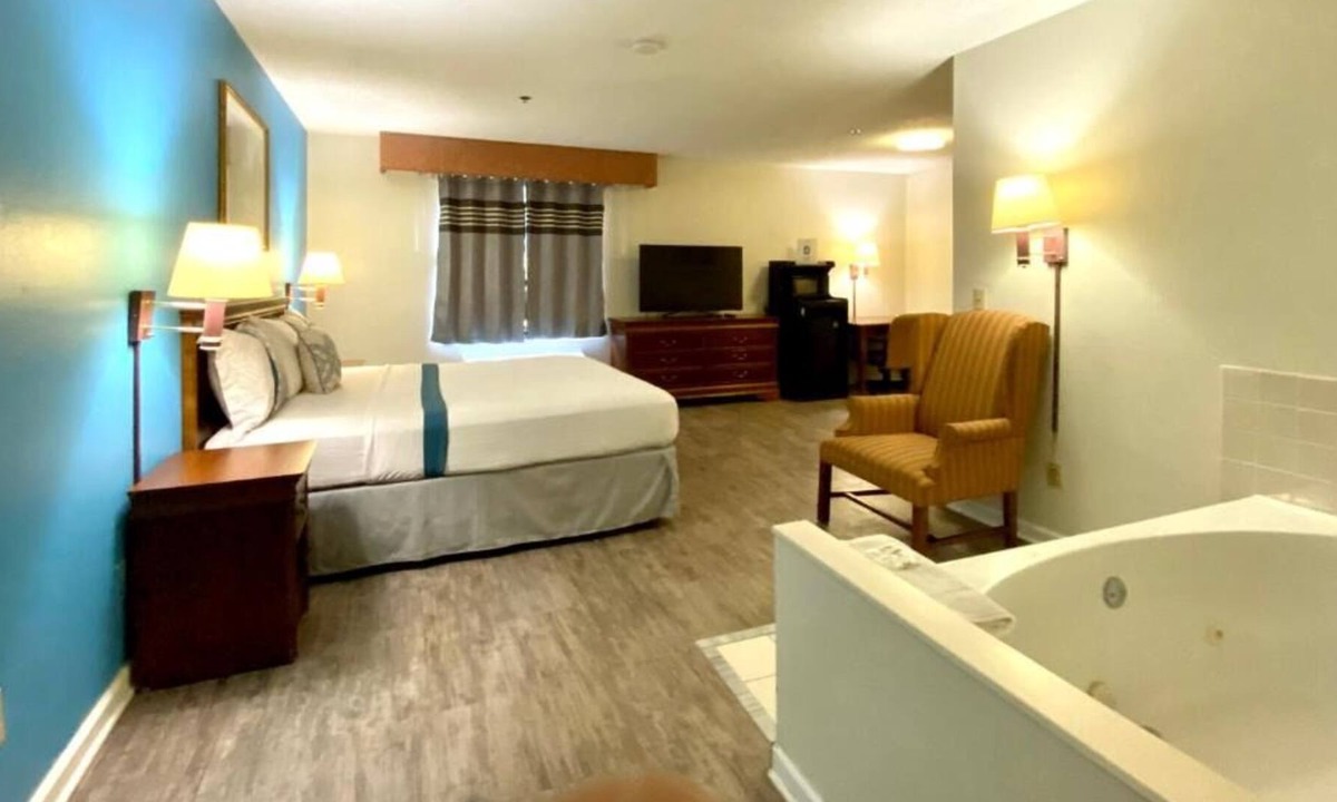 Mount Vernon House | Non-smoking King Jacuzzi Room at FairBridge Inn Express Mt Vernon