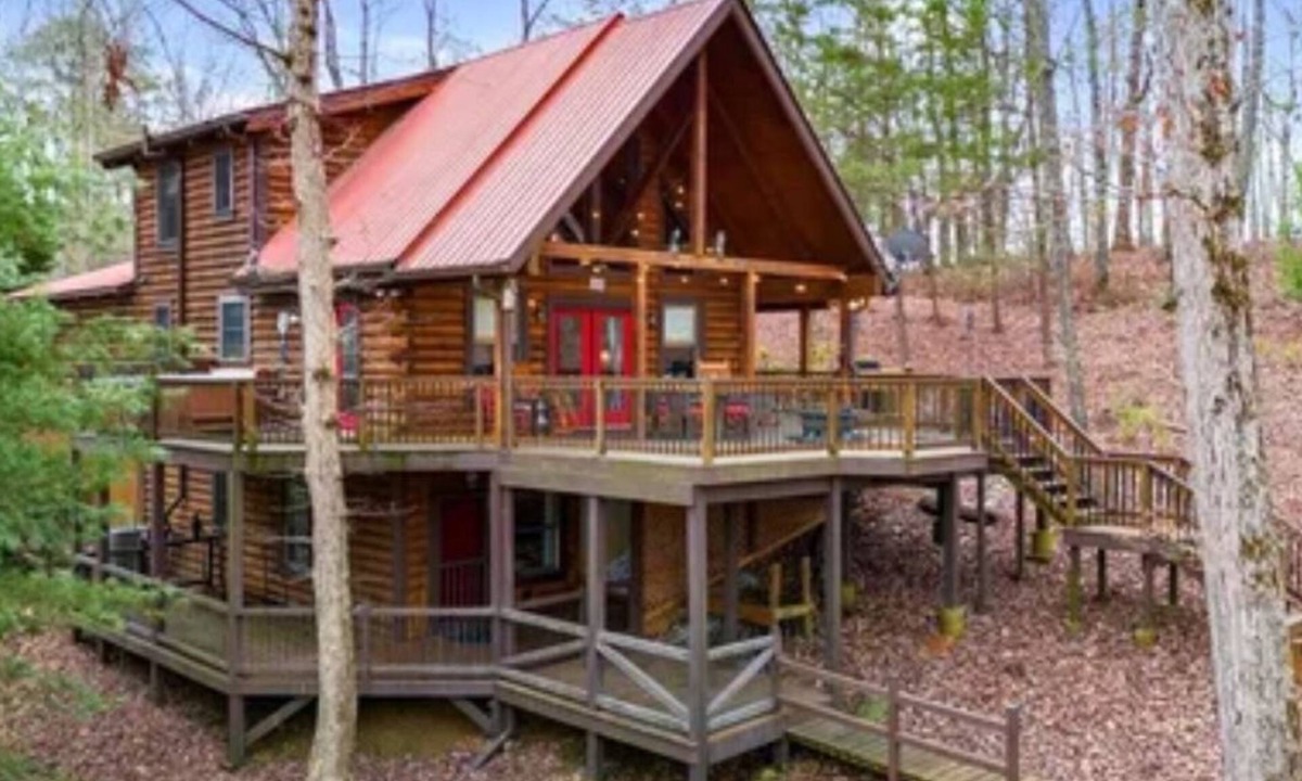 Chatsworth Cabin | North GA Mountains Carters Lake Recreational Area Hot Tub Game Room Fireplace