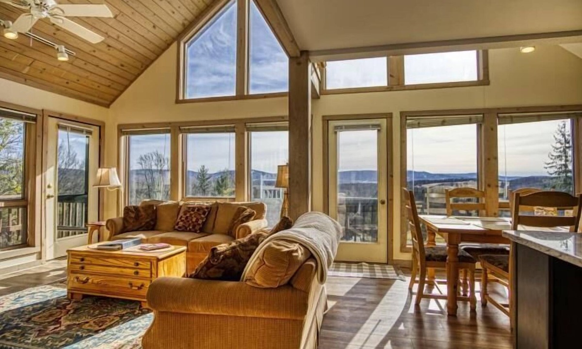 Davis House | NP99- Views! Close to towns! Hot tub!