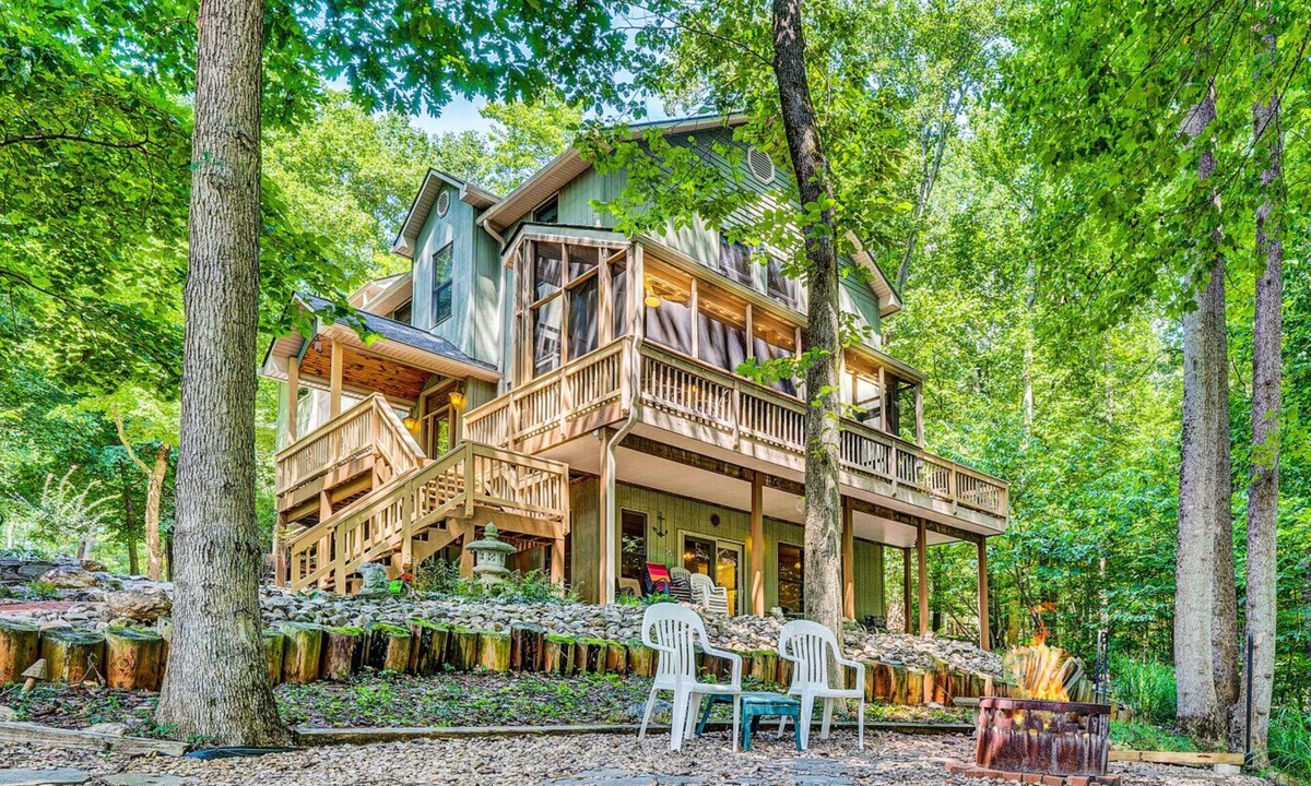Westlake Corner House | O`Neill`s Getaway - Sleeps 14! Pet-Friendly - Meditation Garden - Pool Table