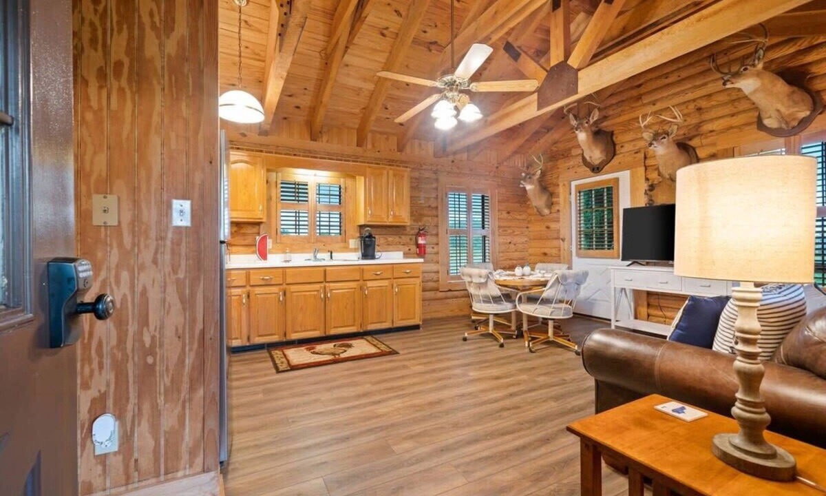 Somerset Cabin | Oak Hill Cabin | Cozy Retreat Near Lake Cumberland