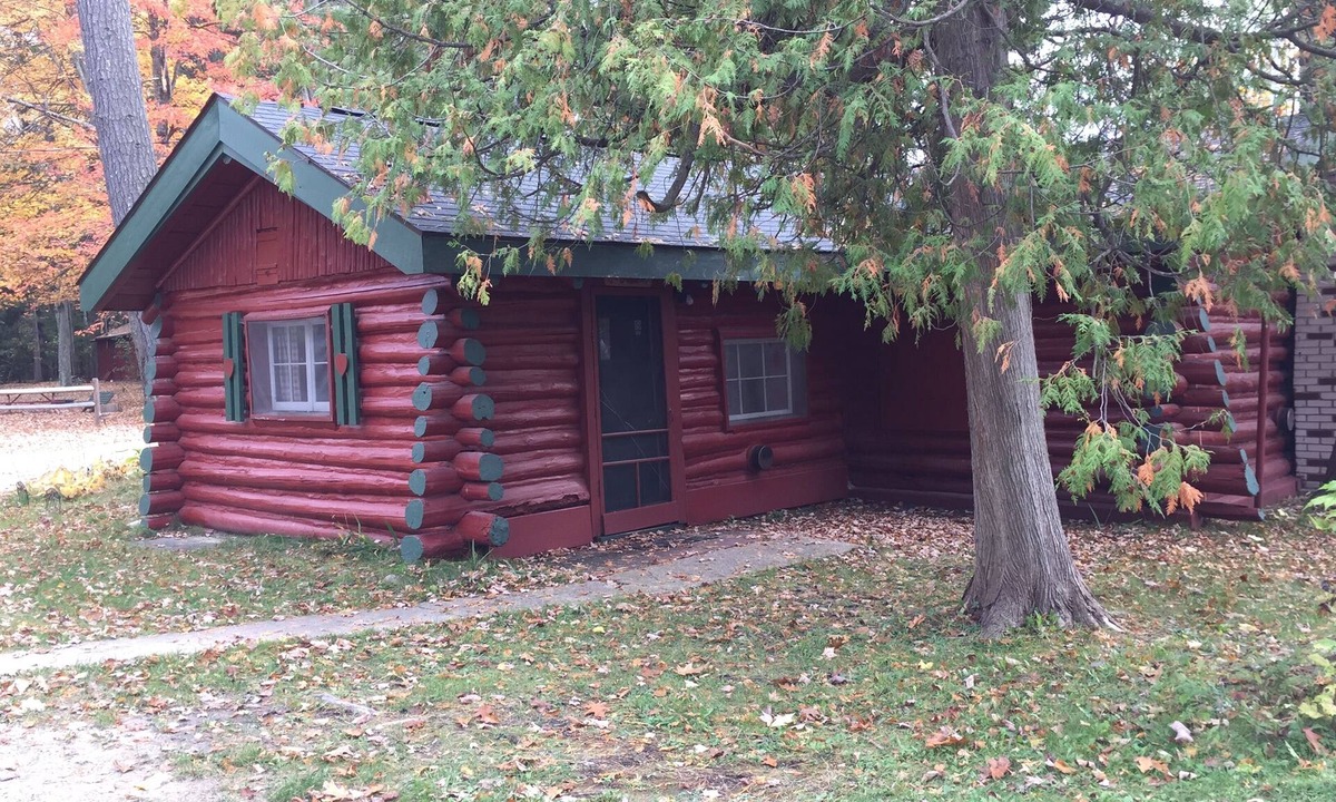 Grawn Cabin | Oak Logroom - Ellis Lake Resort - Interlochen/Traverse City