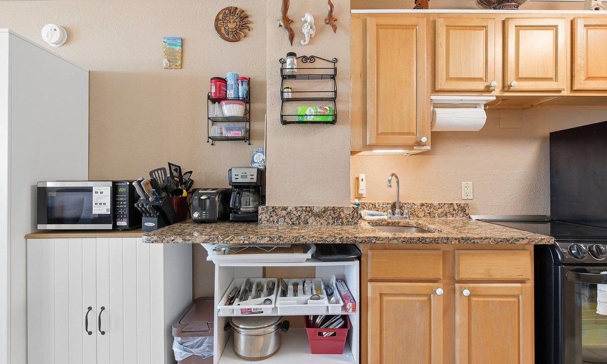 Lenox Park Condo | Oceanfront Studio w/Balcony, Pool & Hot Tub Access