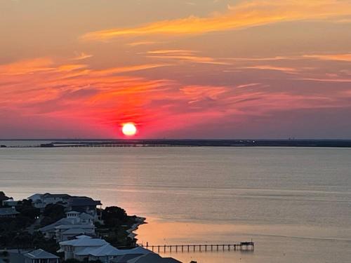 Pensacola Beach Apartment | Oceanfront Tower 3 Gulf & Bay View 3-Bedroom 18th Floor Condo in Pensacola Beach