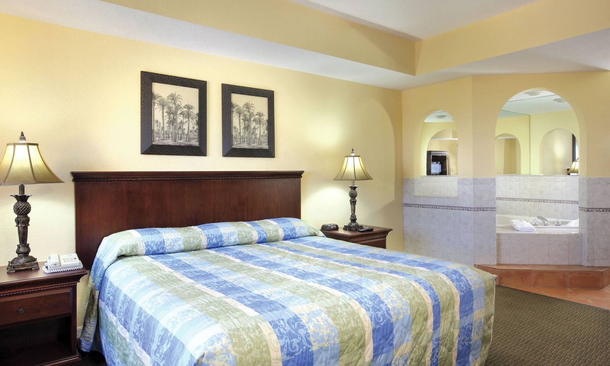 Pompano Beach Resort | OFFICIAL LISTING | Wyndham - Sea Gardens Studio w/Pool, Beach, Attractions!