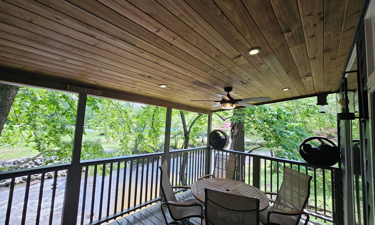 Helen Cabin | On the Hooch in HELEN Hot Tub Fireplace Dog Friendly Walk to all the fun!