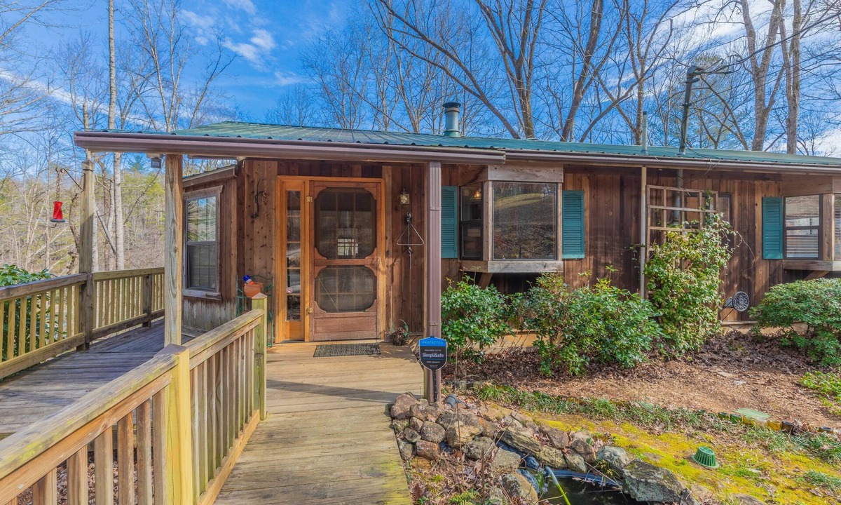 Cleveland Cottage | On The River! Delightful 4-bedroom cottage with AC and Fiber WiFi! Hot tub!