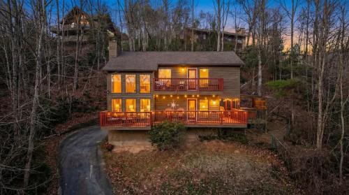 Chalet Village House | ONE Beary Good View 3BR-2BA in Gatlinburg Sleeps 9
