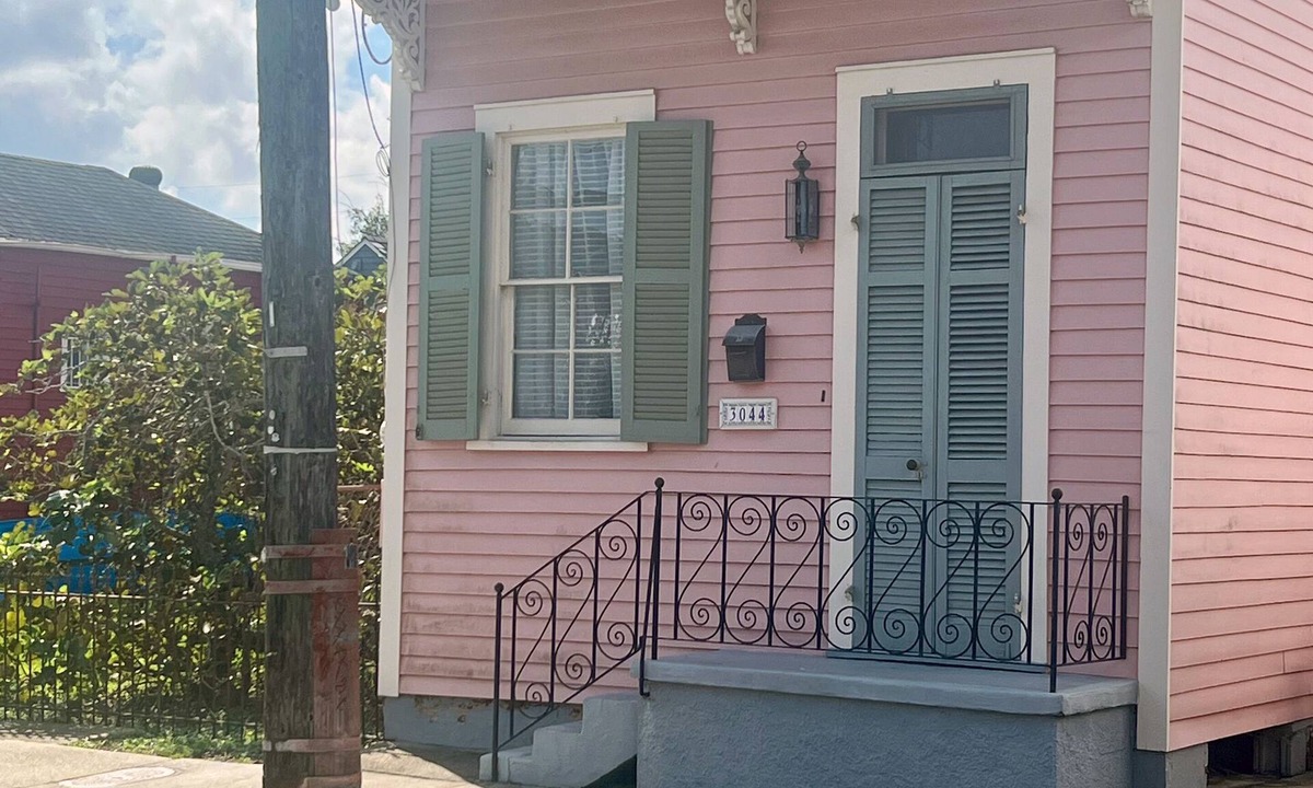 Fairgrounds Cottage | One bedroom cottage in a fantastic New Orleans neighborhood!