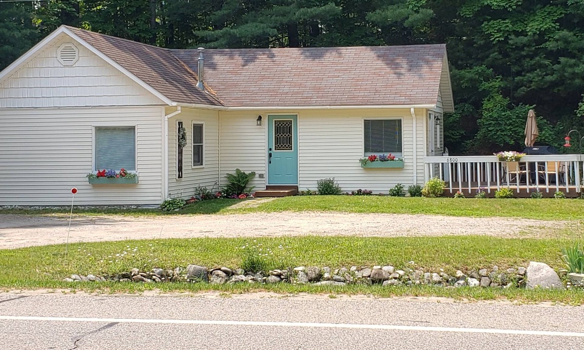 Harbor Springs House | One mile from downtown Harbor, close to beaches, bike trails and golf courses
