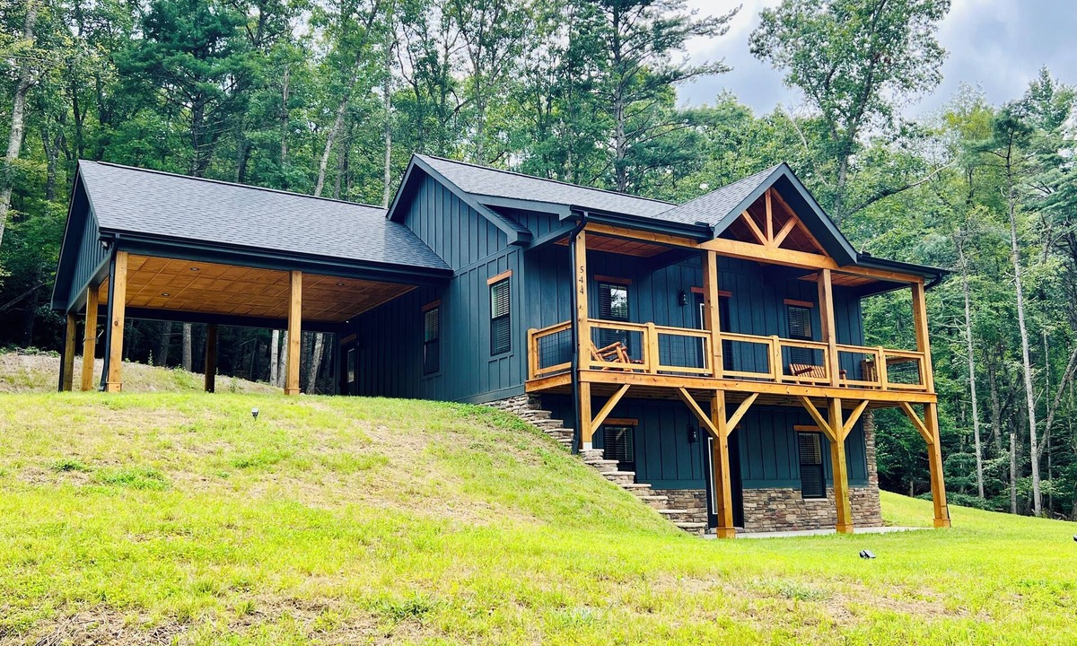 West Jefferson House | Our Cozy Escape - Custom Build 2025, River Access, Wooded Privacy, 4 Smart TV's, Wifi, Corn Hole