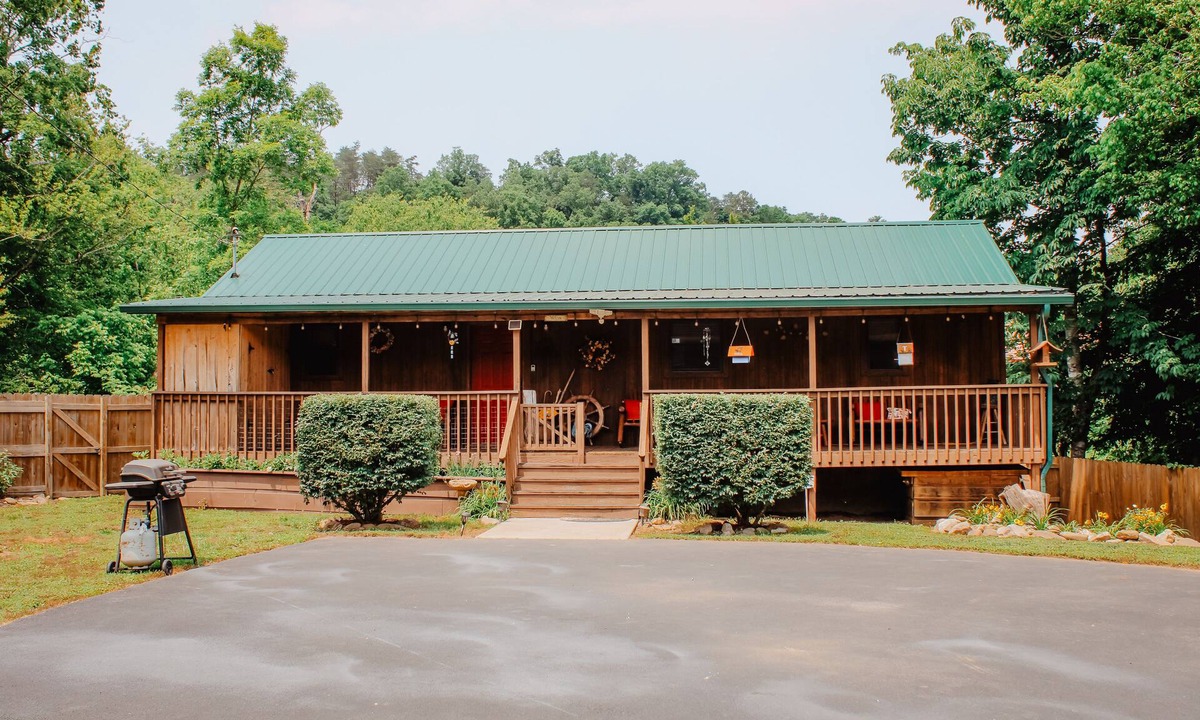 Cosby Cabin | "Our Life" Creekside, Trout Fishing, Fire Pit, Hot Tub, WiFi and more.