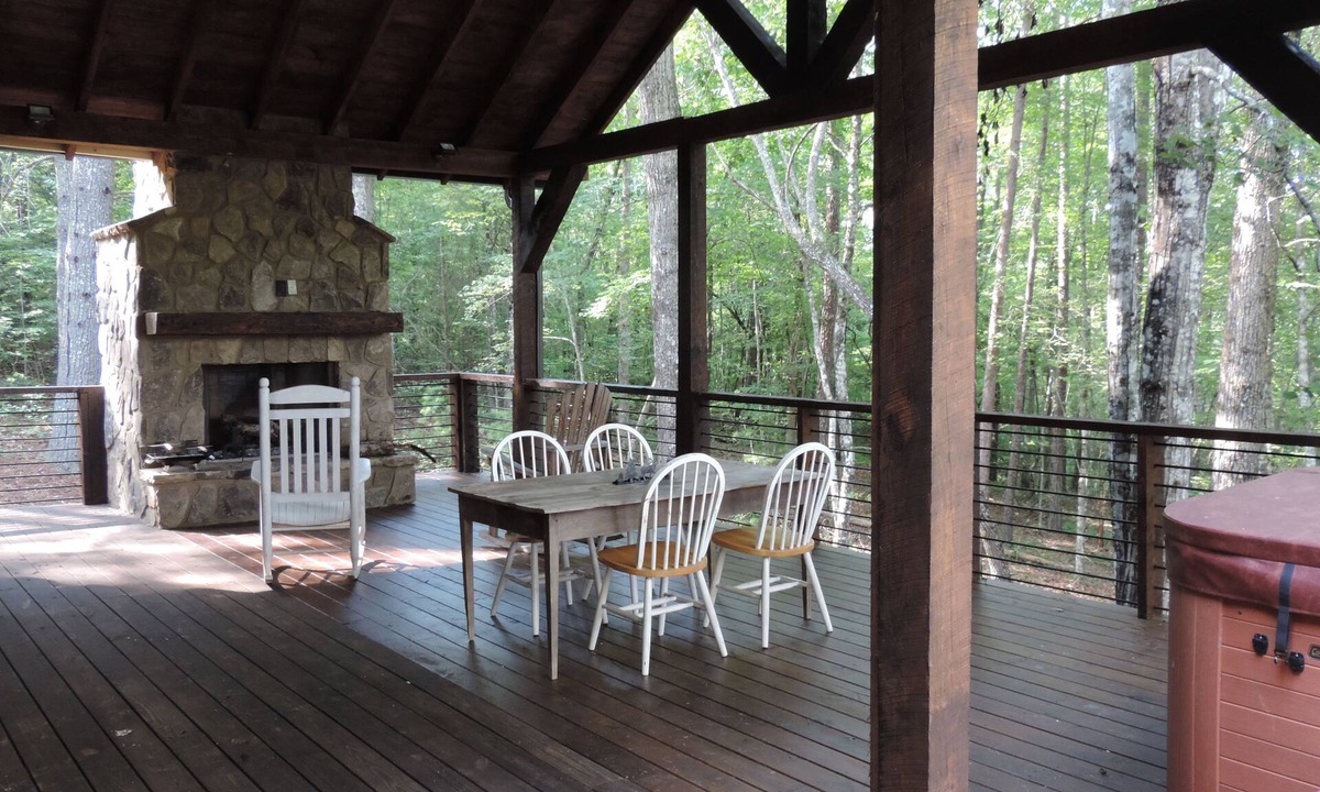 McCaysville Cabin | Outside party deck w/fireplace on Fightingtown Creek!