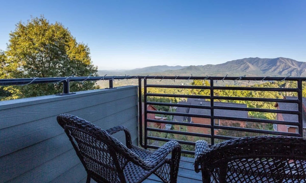 Chalet Village Condo | Outstanding Mt. LeConte View/Indoor Pool & Hot Tub
