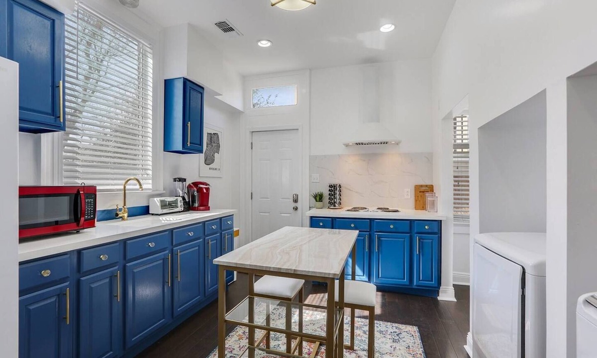Milan Apartment | Palais Apartment. Uptown Dreams. Kitchen & Laundry