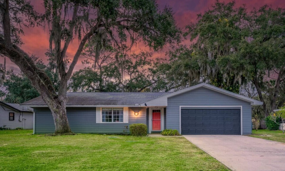 Interchange Square House | Palm Bay Retreat | 4BR Sleeps 10 King Beds