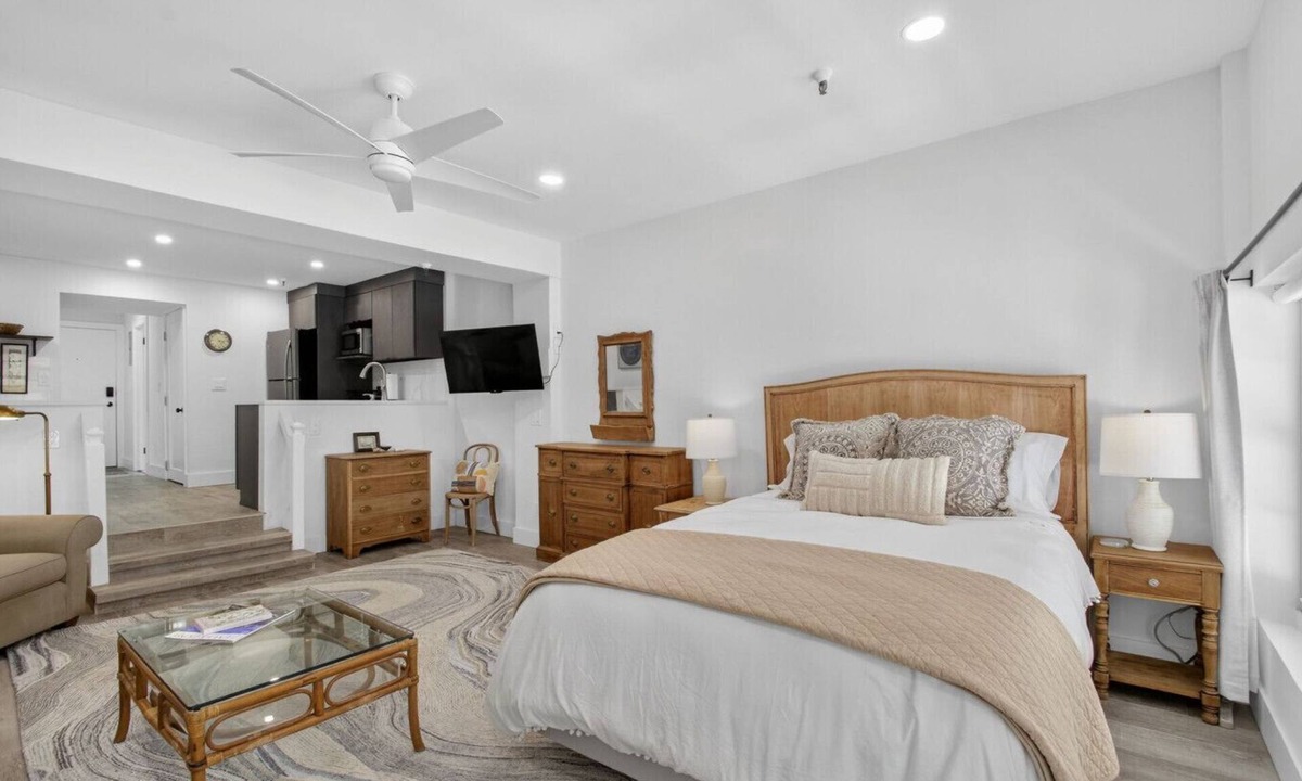 Palm Beach Condo | Palm Beach Island Sleeps 3 Renovated Kitchen Pool