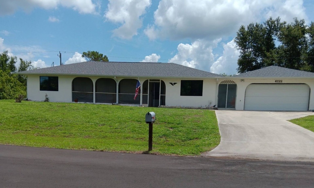 Englewood East House | Paradise getaway. Quiet , Spacious Home, Minutes to Activities and Beaches.