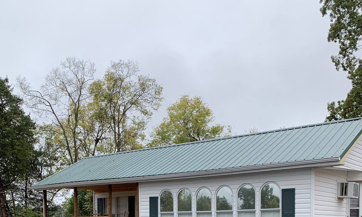 Newport Cottage | Park Model Full Kitchen /Full Living Room/ Full Size Bed /Small dog allowed