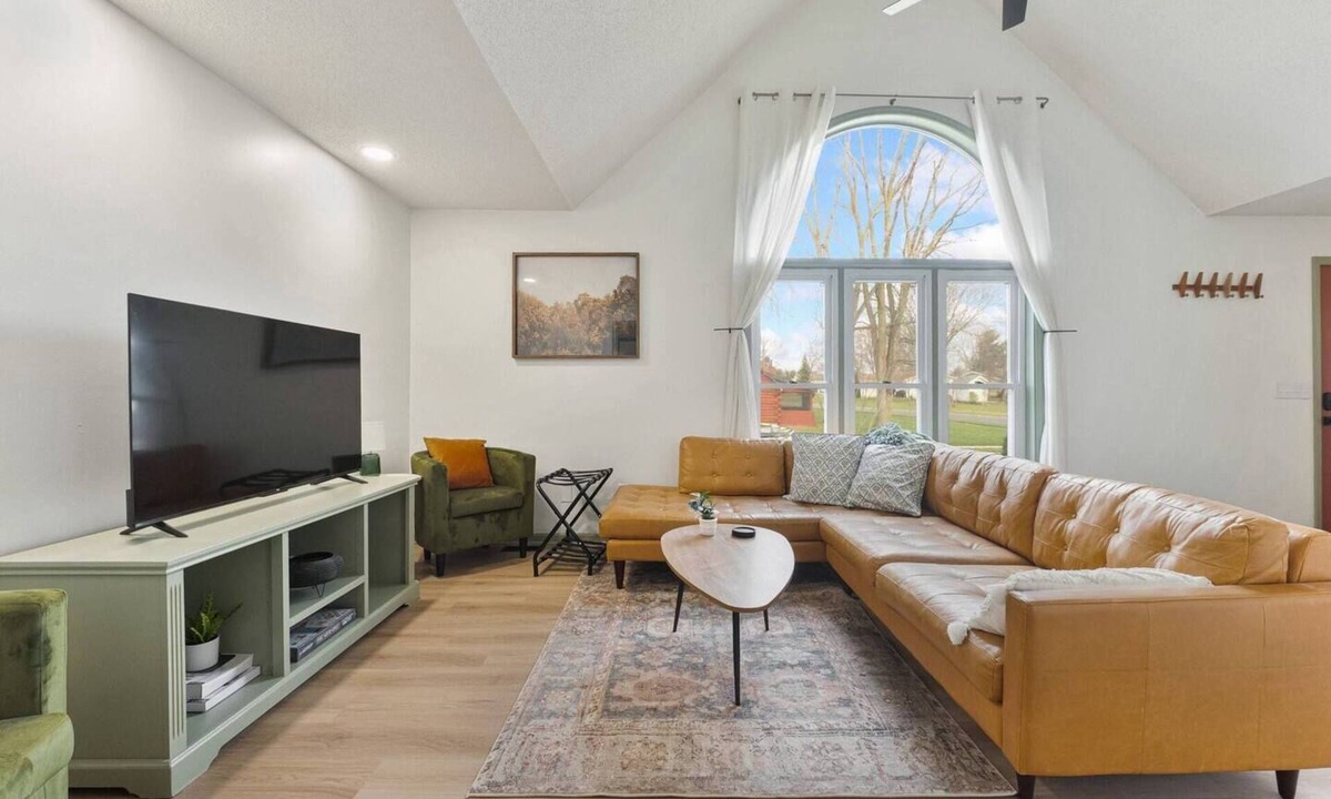 Fort Wayne House | Parkview Pearl | 5 BR Garage | W/D Extended Stays