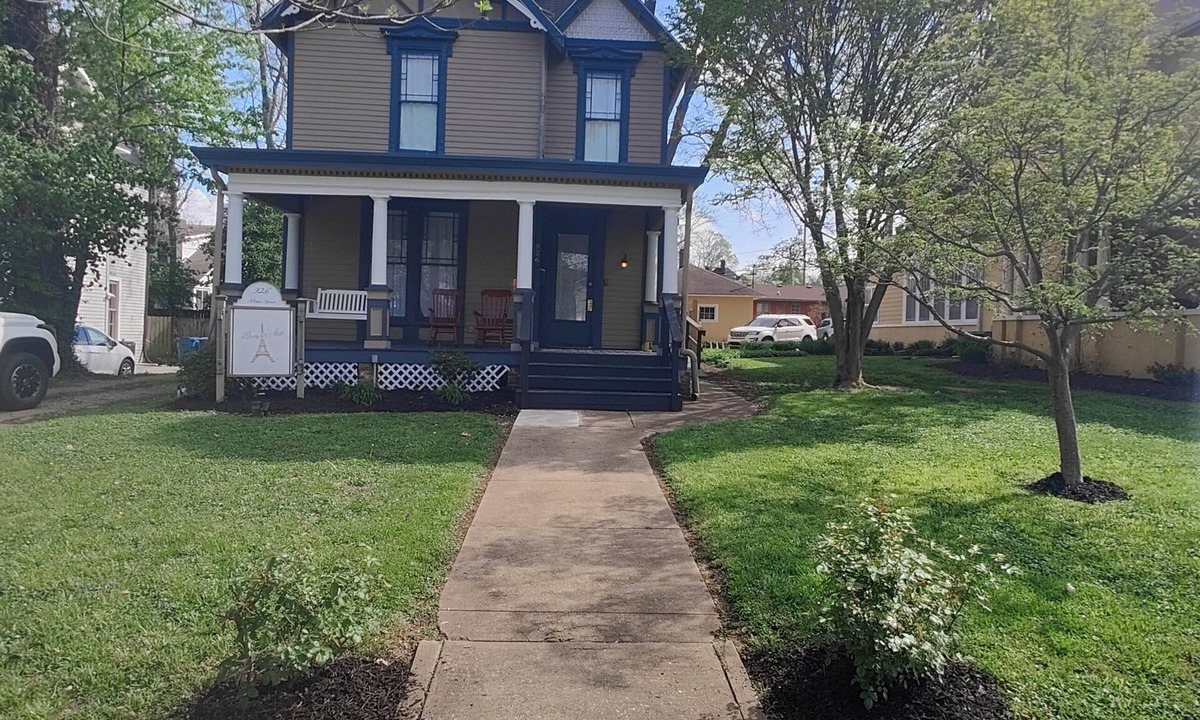 Shelbyville House | Parris on Main - Perfect for downtown Shelbyville, Bourbon Trail, and the Derby