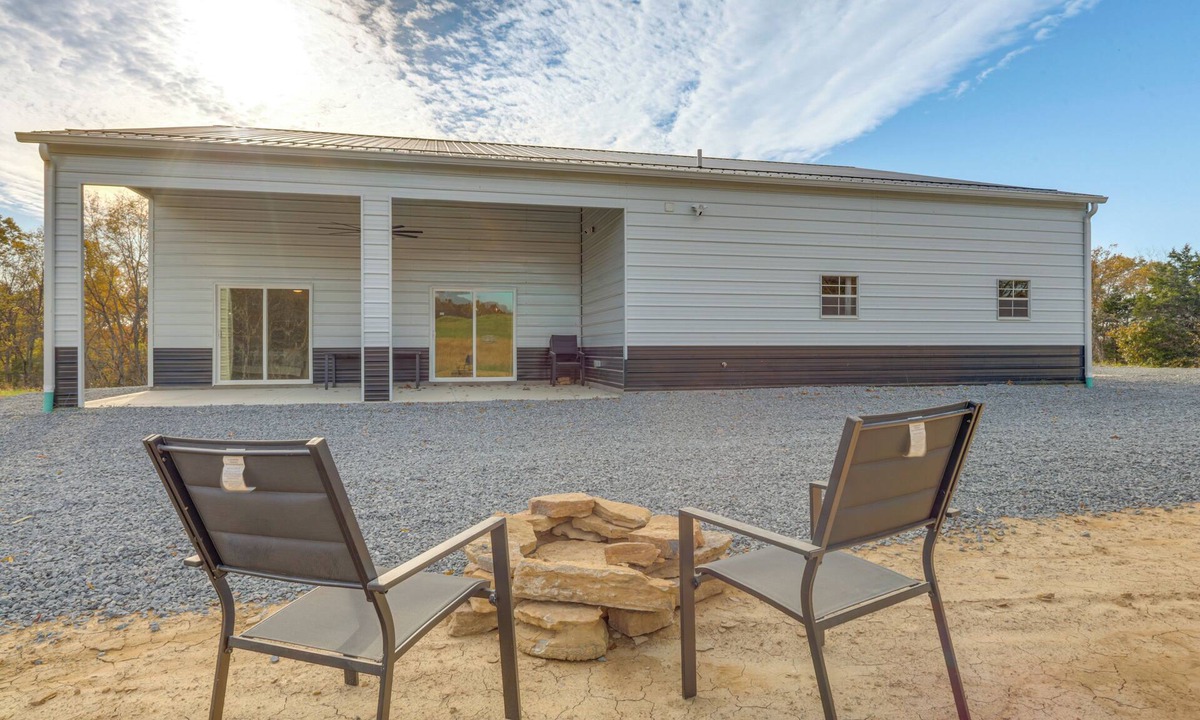 Carlisle House | Patio & Views: Country Getaway in Bluegrass Region