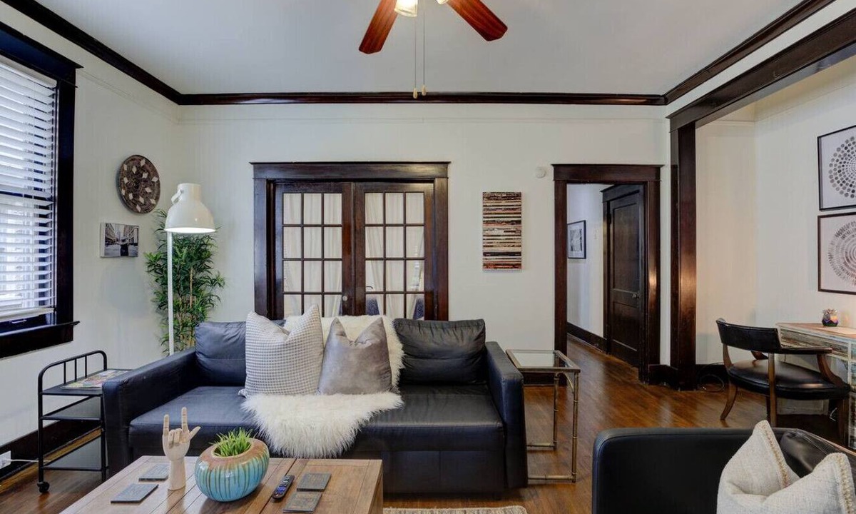 Midtown Apartment | PB 2 · 1900`s Historic Getaway - Prime Midtown Location!
