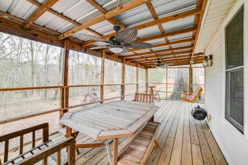 McKinnon House | Peaceful Cottage w/Yard: 2 Mi to Kentucky Lake!