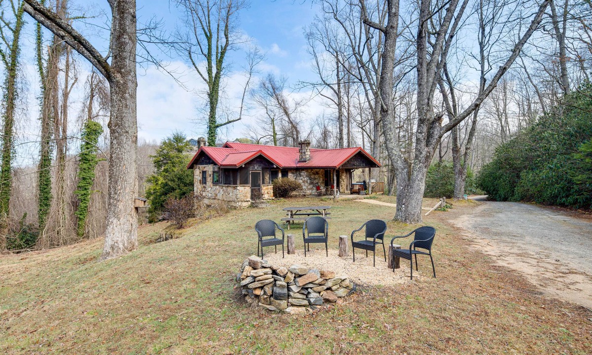 Hendersonville Cabin | Peaceful Hendersonville Cabin - Hot Tub & Fire Pit