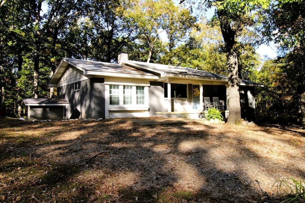 Mount Ida Cabin | Peaceful Hideaway Cabin with Sunroom and Fire Pit near Lake Ouachita, Arkansas