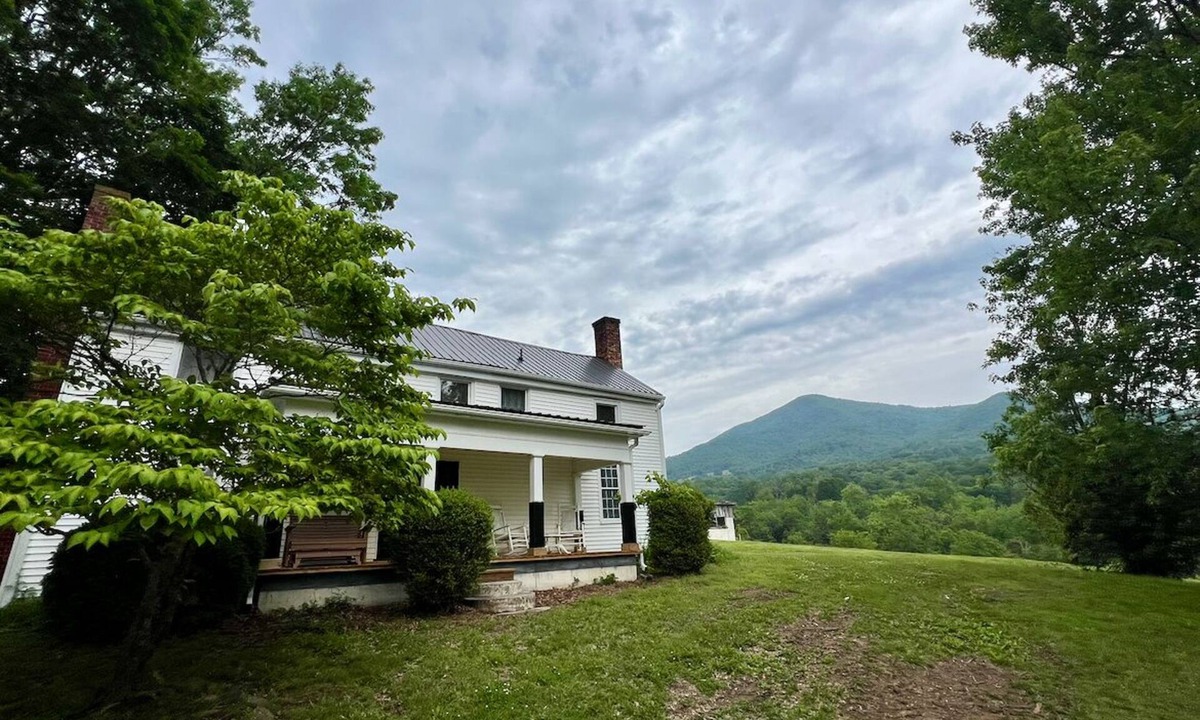 Peaks House | Peaceful Mountain Escape for Families – 3BR 2BA Farmhouse at Base of Sharp Top